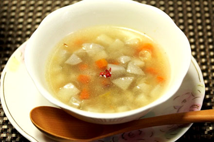 盛り付けられた湘南野菜のクリアなスープ
