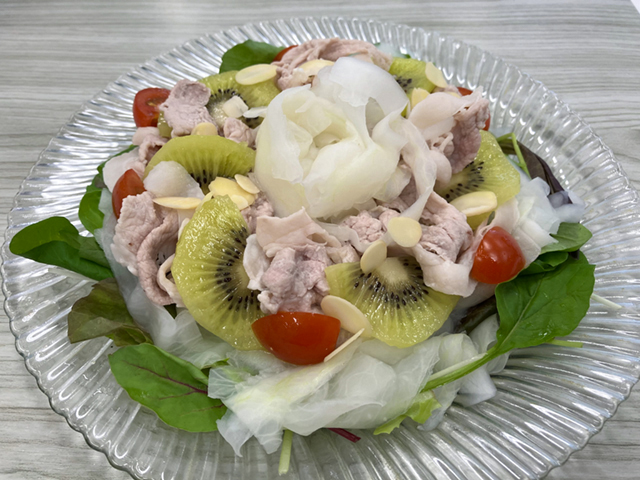 盛り付けられた大根とキウイのパワーサラダ