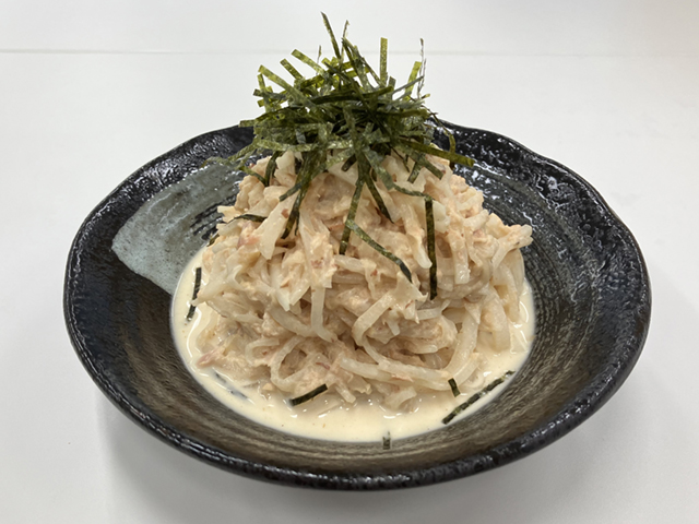 盛り付けられた大根とツナの味噌マヨサラダ
