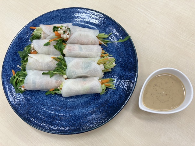 盛り付けられた大根の巻きしゃぶサラダ