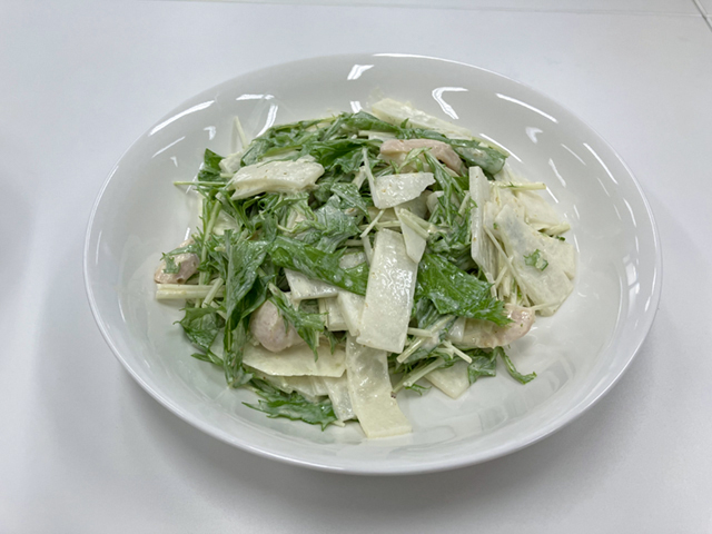 盛り付けられた大根と水菜とチキンの柚子こしょうマヨサラダ