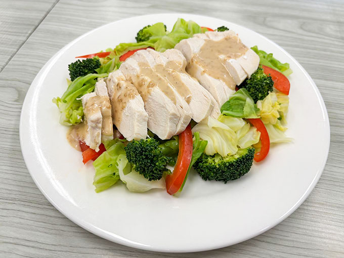 春キャベツとブロッコリーと鶏むね肉のサラダの写真