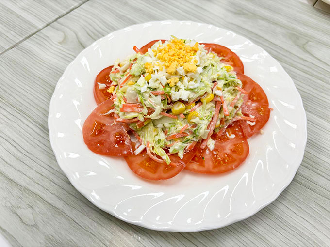 春のミモザ風コールスローサラダの写真