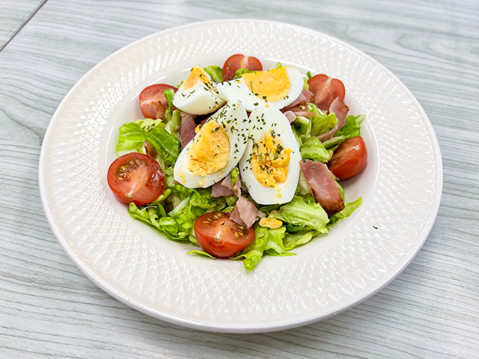 春キャベツとゆで卵のサラダの写真